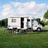 Ein Wohnmobil steht auf einer Wiese.