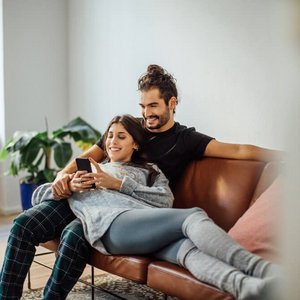 Ein Pärchen auf dem Sofa.